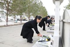 “致敬·缅怀·奋进”祭扫烈士陵园